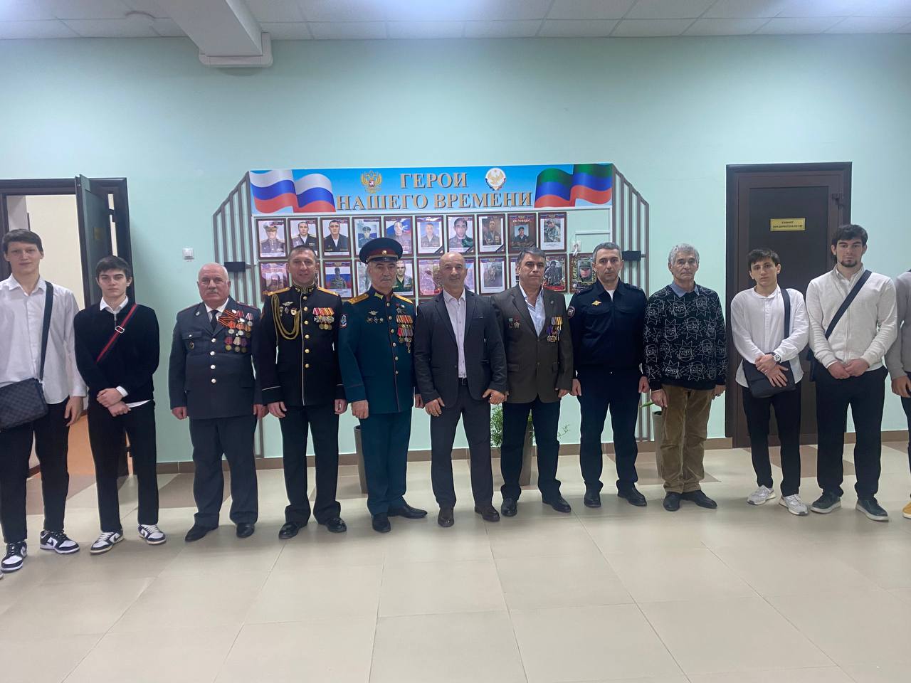 Каспийские школьники встретились с героями войны и боевых действий.