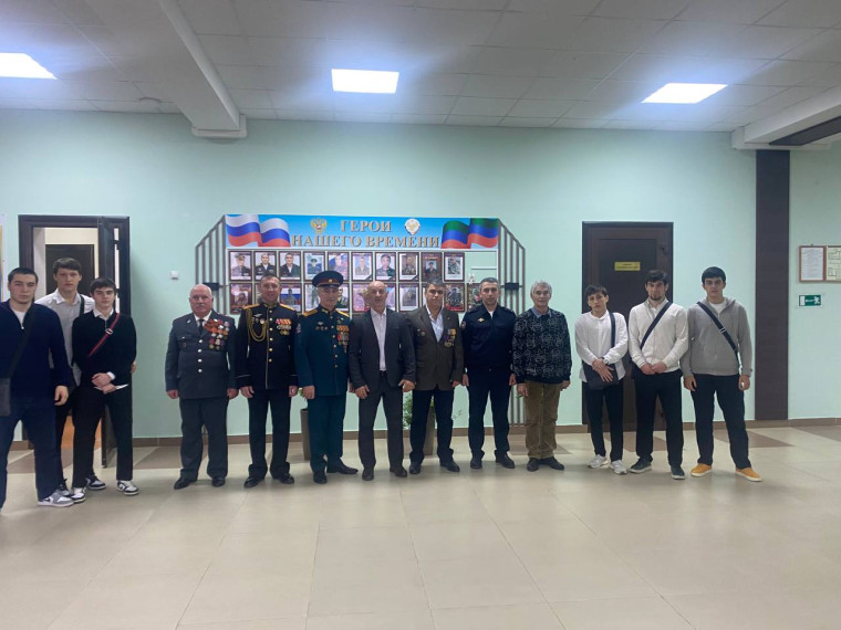 Каспийские школьники встретились с героями войны и боевых действий.